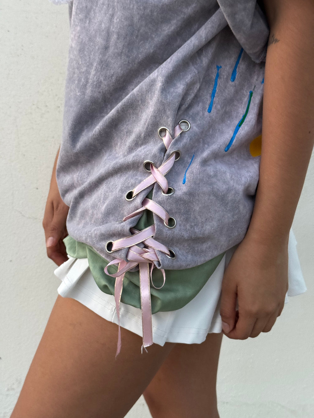 Intervención Semi personalizada en playera de color.