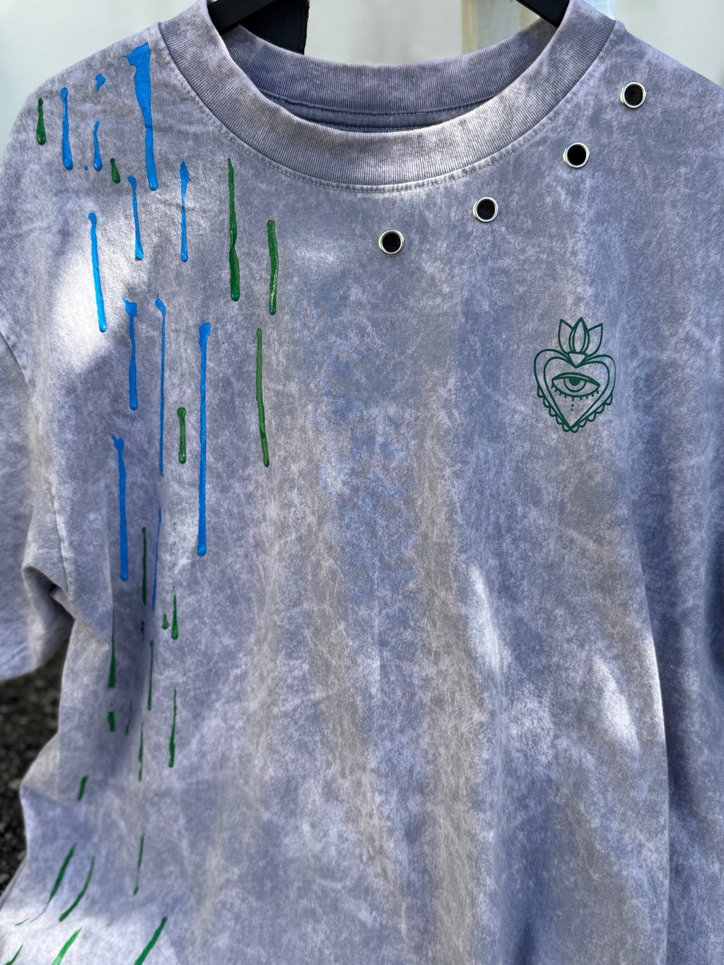 Intervención Semi personalizada en playera de color.