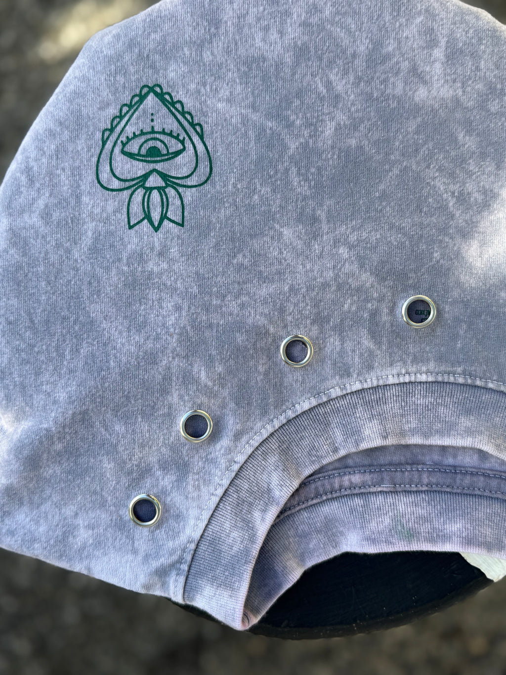 Intervención Semi personalizada en playera de color.