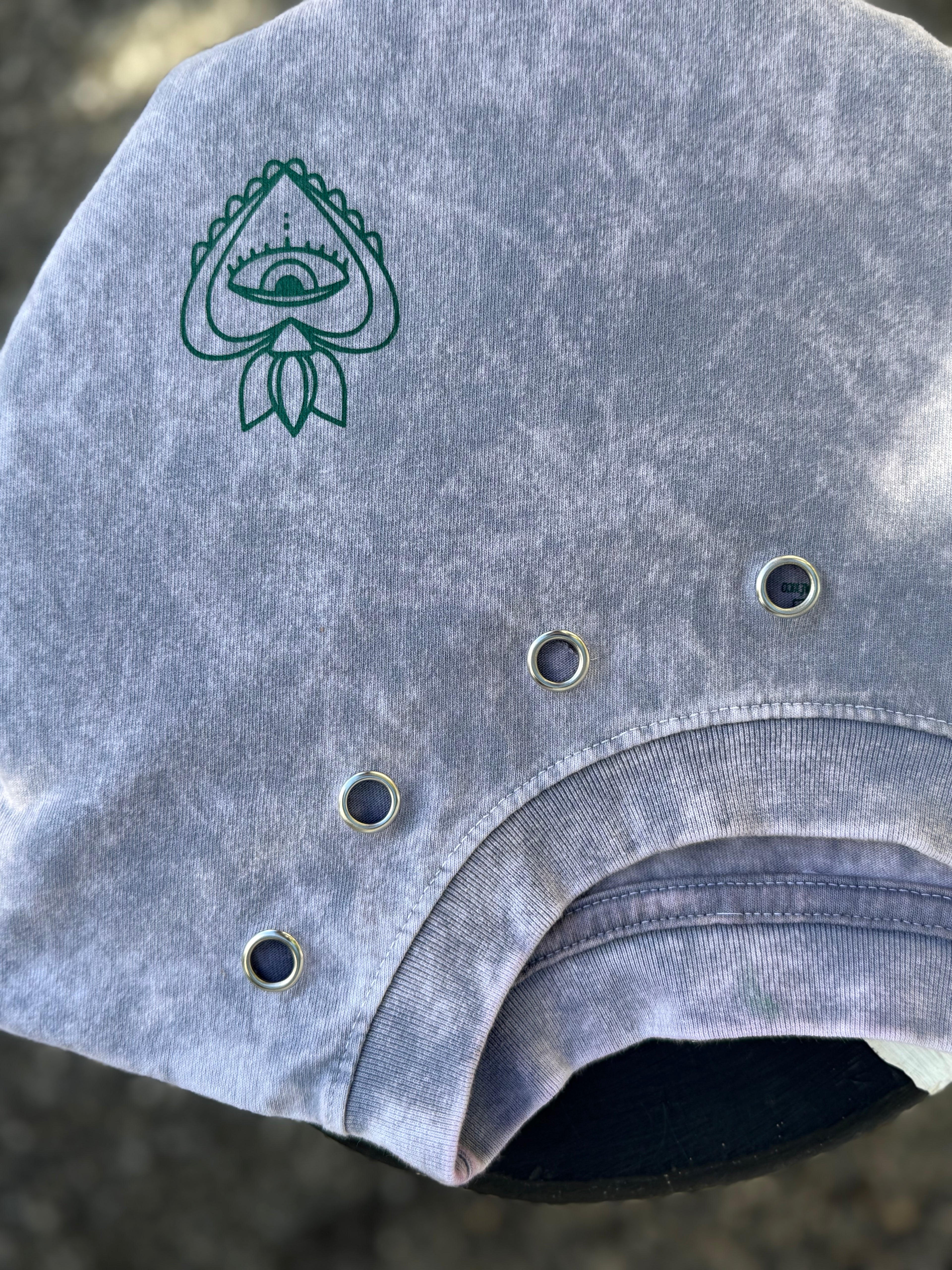 Intervención Semi personalizada en playera de color.