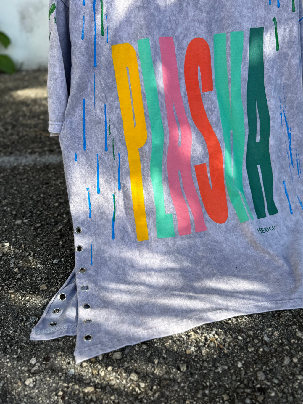 Intervención Semi personalizada en playera de color.