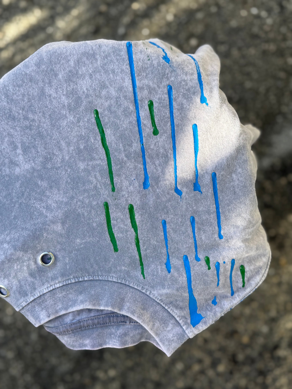 Intervención Semi personalizada en playera de color.