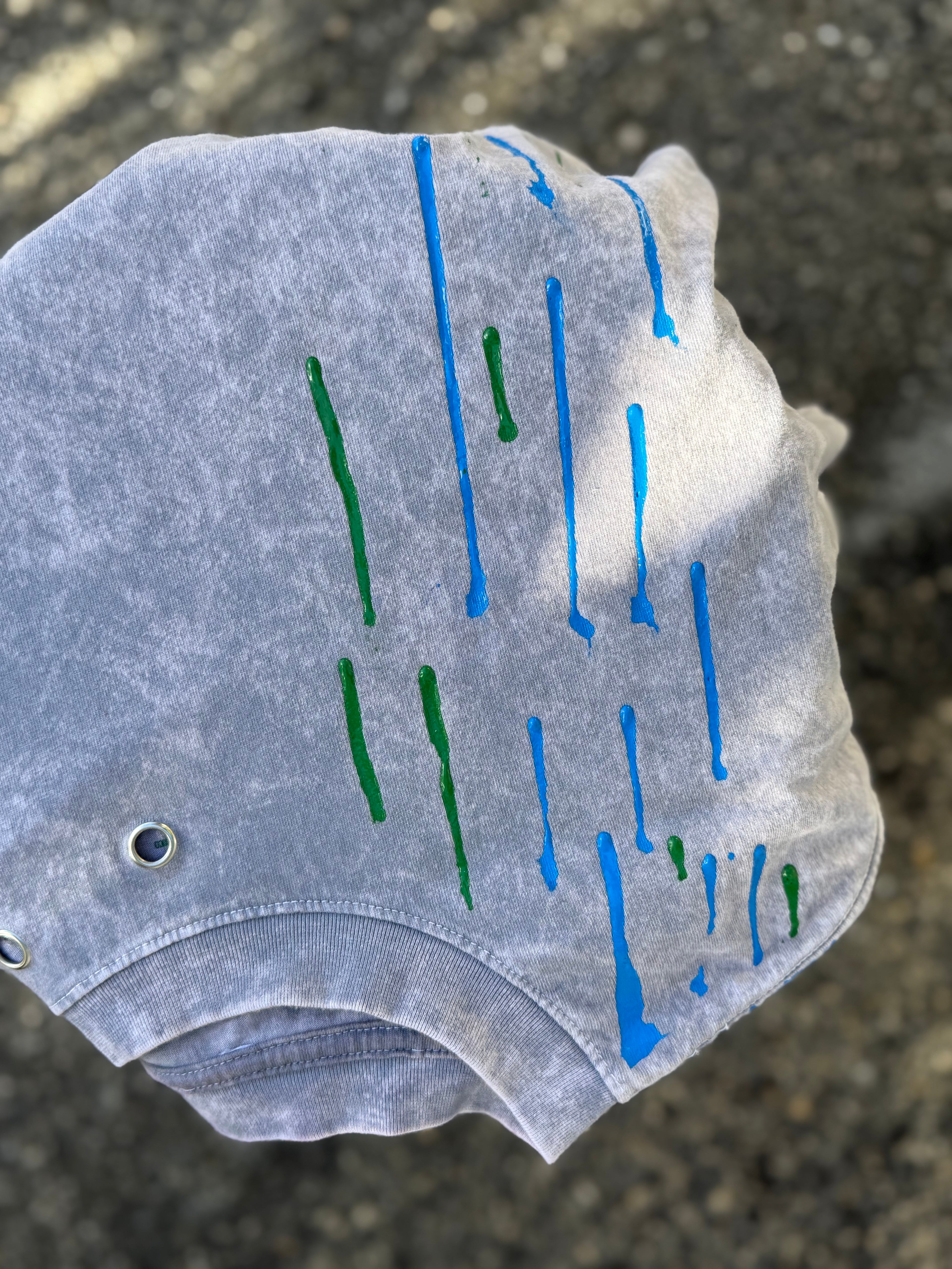 Intervención Semi personalizada en playera de color.