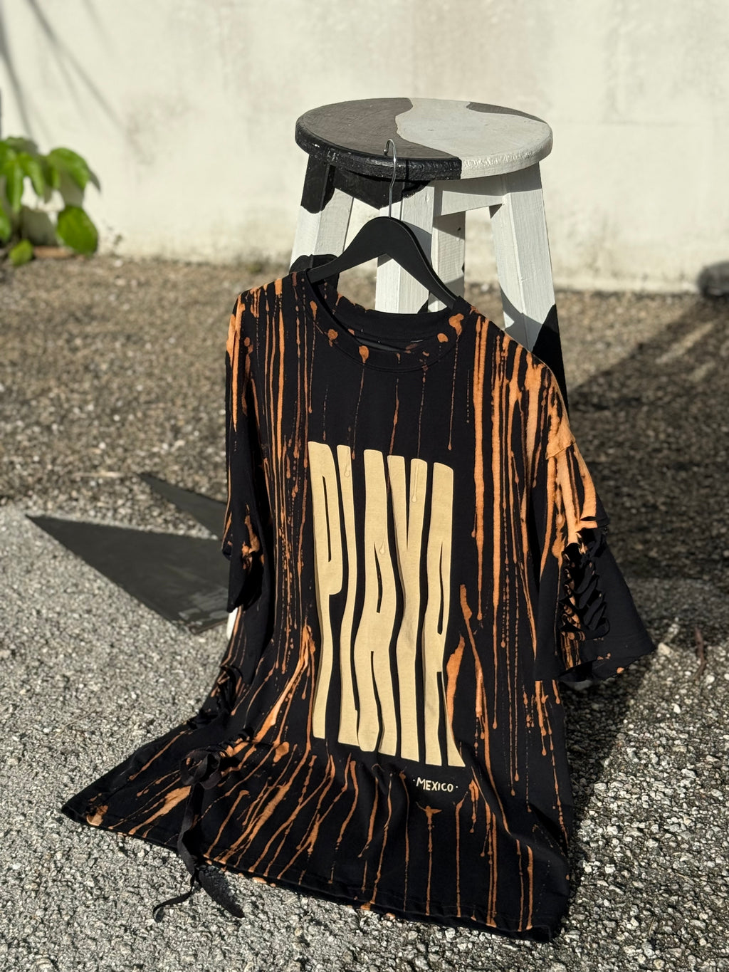 Intervención Semi personalizada en playera negra.