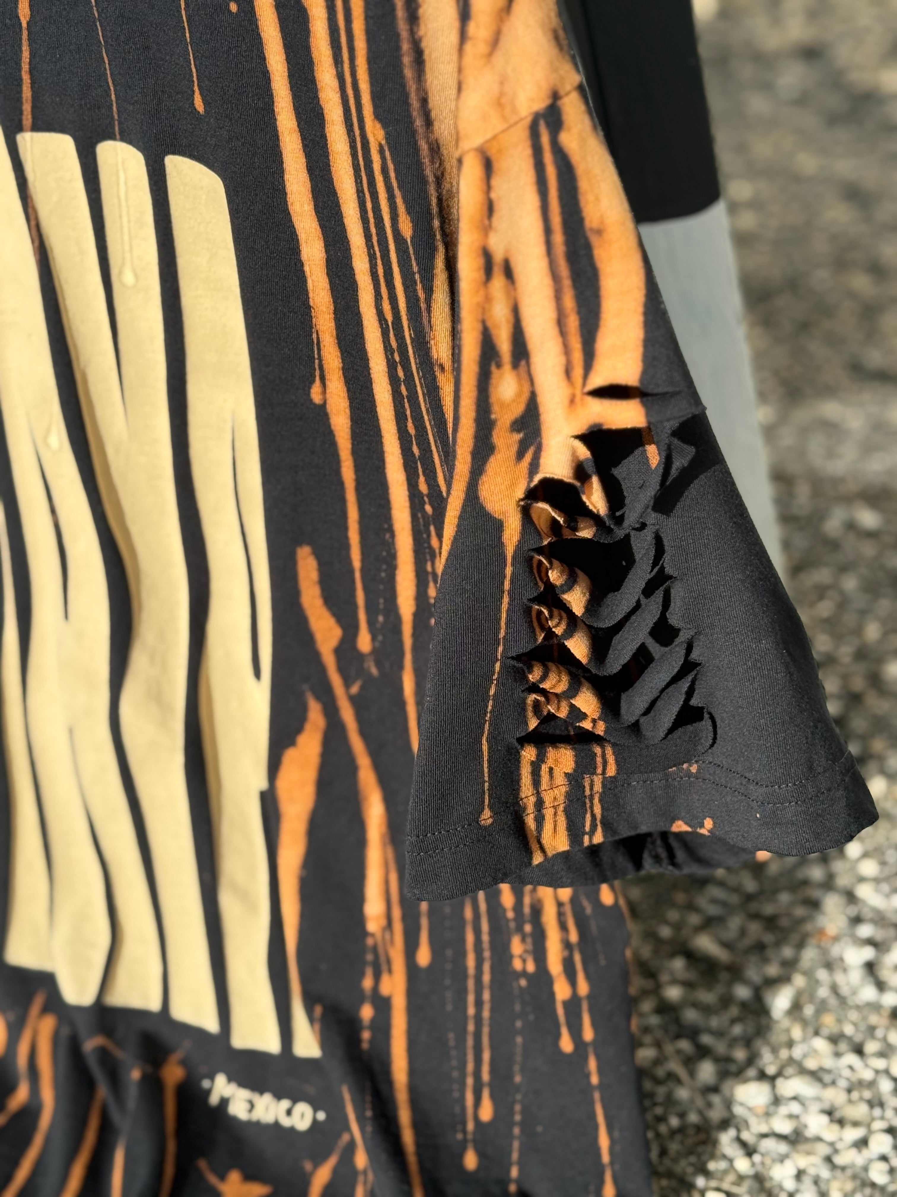 Intervención Semi personalizada en playera negra.