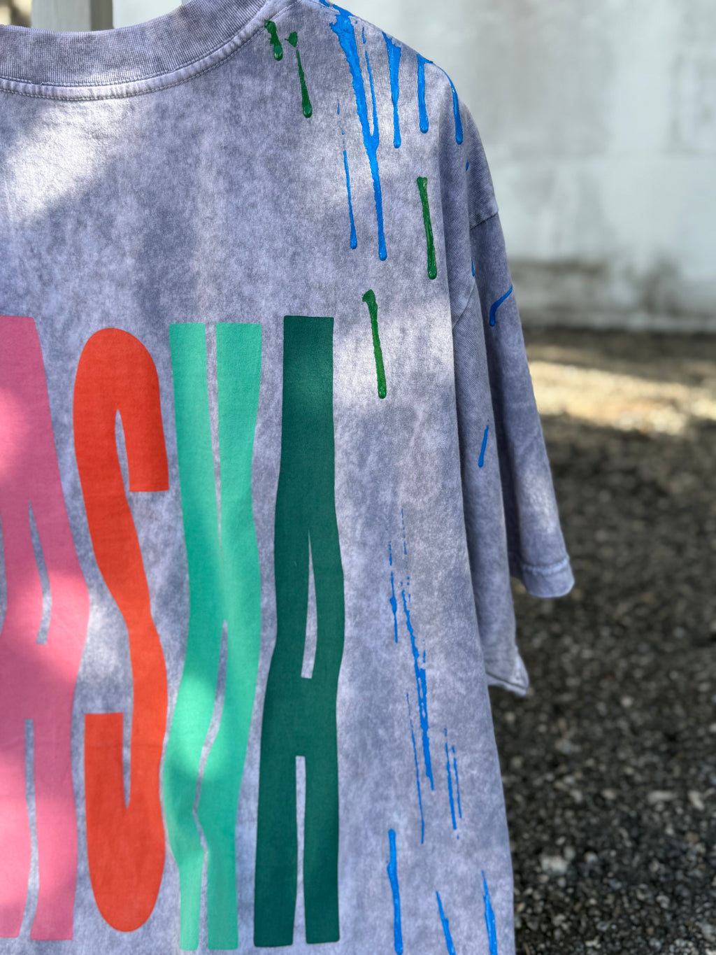 Intervención Semi personalizada en playera de color.