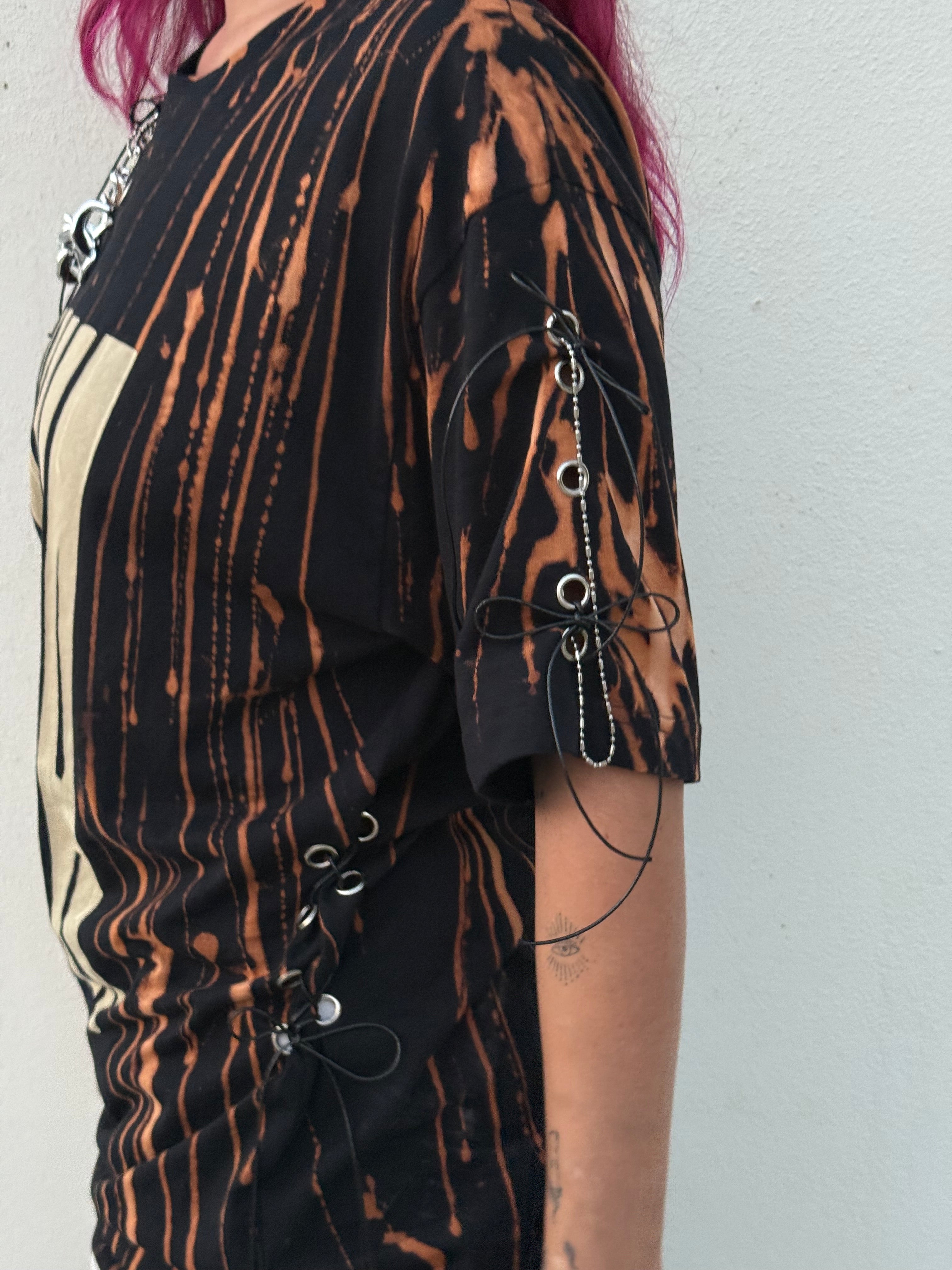 Intervención Semi personalizada en playera negra.