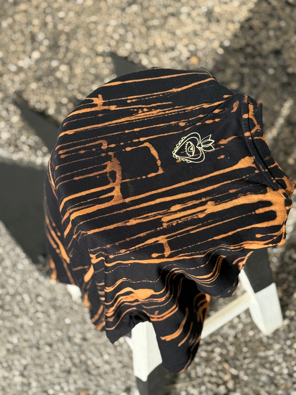 Intervención Semi personalizada en playera negra.